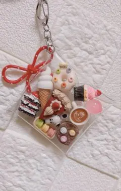 ガチャ詰めポーチ　スイーツ　スヌーピー