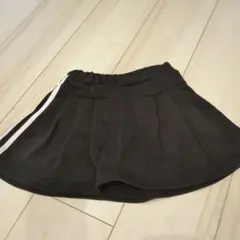 黒いプリーツ半ズボン 白いストライプ付き