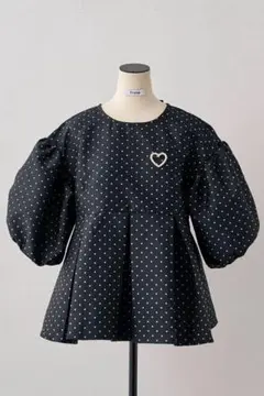 ハートブローチ付ドットジャガードブラウス ペプラム ボリューム袖 黒 Frene