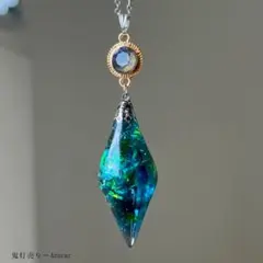 蒼の天球儀と月光の雫 ピアス＊UV変化キャッツアイ風満月×蓄光ガラス