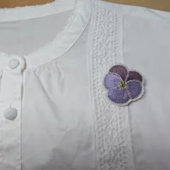 大人シックなビオラのブローチ　ハンドメイド刺繍ブローチ　ビオラ