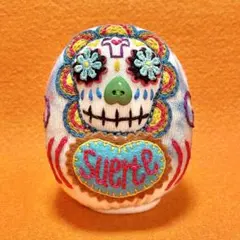 639【メキシカンスカル だるま 赤青タイダイ suerte】ぬいぐるみ 置物