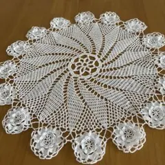 ハンドメイド　レース編み　ドイリー　テーブルセンター　(No.102)