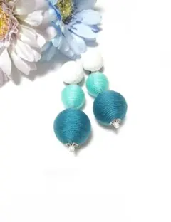 爽やかなカラーのボンボンピアス☆
