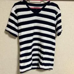 ネイビーとホワイトのボーダーVネックTシャツ