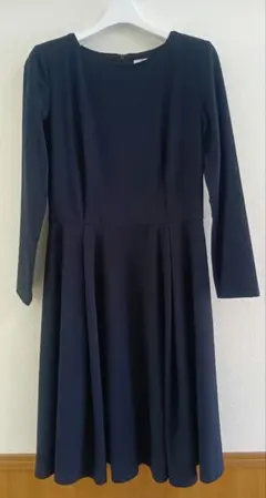 ナチュラルビューティーベーシック紺ワンピース