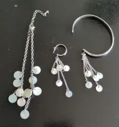 レディースバングルとアンクレット、ビアスの３点セット