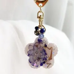 【4218】ハープ ベージュ花型 青い紫陽花やマトリカリア キーホルダーチャームのサムネイル