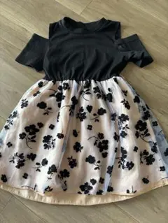 キッズ 半袖ワンピース 黒とピンク花柄のサムネイル