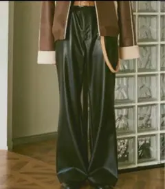 soerteレザーフレアパンツ