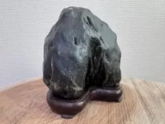 特大 神居古潭石 神居古潭 鑑賞石 真黒石 黒石 水石 自然形状 台座付き 神居古潭石 神居古潭 真黒石 鑑賞石 天然石 自然石 水石 盆石 木製台座