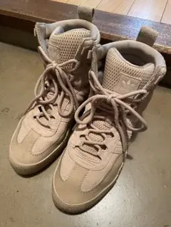 adidas ベージュ ハイカットスニーカー