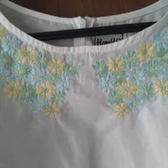 美品 未使用品 パラビオン ホワイトフリル袖花柄刺繍シャツ