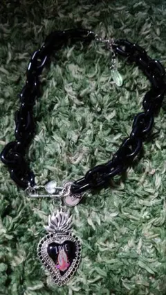 ハート型ペンダント付きブラックチョーカー