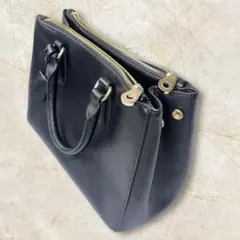 新品未使用　黒い合成皮革ハンドバッグ　ゴールドファスナー　チャーム