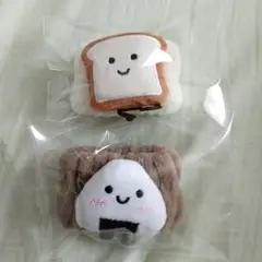 新品未使用　パンくんとおにぎりちゃん　マスコット付リストバンド