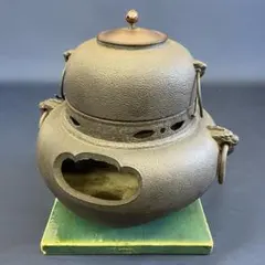 鉄製 鬼面風炉釜 唐銅蓋 織部敷瓦付 茶道具　R8SD340