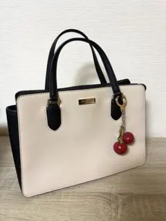 Kate spade ベージュと黒のハンドバッグ チェリーのバッグチャーム付き