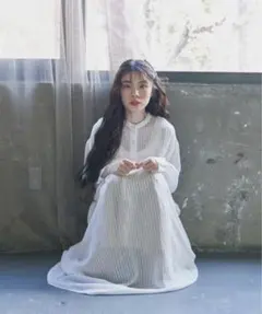 新品タグ付き！希少 完売品♡ゆったりシアーストライプギャザーワンピース♡ホワイトのサムネイル
