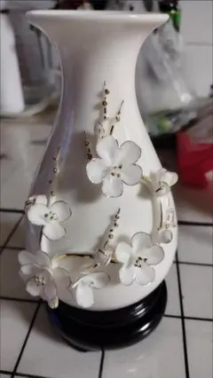 ホワイト花瓶 花の装飾付き 陶器製