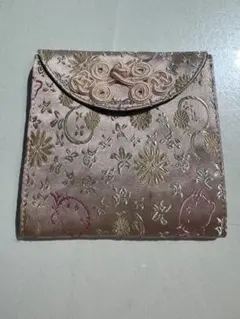 ハローキティ ピンクサテン三つ折り刺繍ポーチ