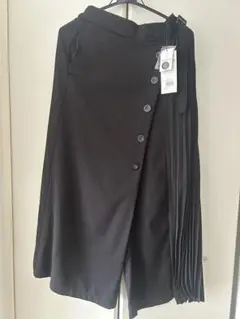 黒のプリーツスカートみたいなパンツ・ズボン　　　　　　6つボタン付き　ベルト付き