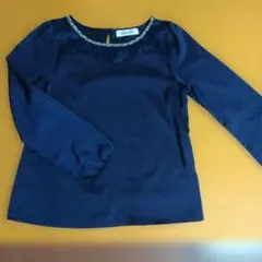 キレイ系ビジュー付きネイビー サテン素材長袖ブラウス