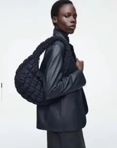 COS ミニキルトバッグ（ブラック）