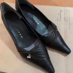 ビーズチャーム付きのブラックポインテッドトゥパンプス