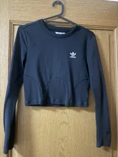 adidas ブラック クロップド トレーナー