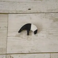バクのブローチ