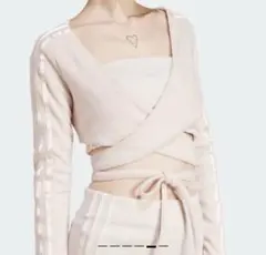 adidas フリース クロップドトップス ピンク