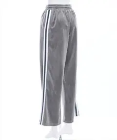 グレーのワイドパンツ　サイドにダブルラインが入ったベロア素材ワイドトラックパンツ