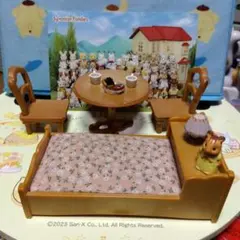 シルバニア、エポック社、セミダブルベッド、テーブル椅子セット、オヤツ付き。⁠