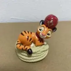 トラ フィギュア 赤い帽子
