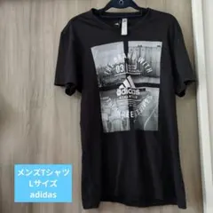 adidas ブラック グラフィックTシャツ