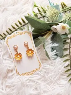 ハンドメイド フラワーピアス パール イエロー 揺れる 大人可愛い