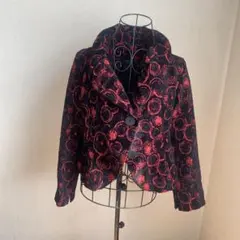 テーラードジャケット 黒と赤の円形模様