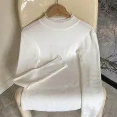 ホワイトリブ編み長袖ハイネックセーター