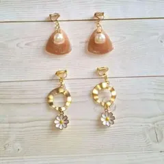 オレンジベージュ　ホワイト　 ゴールド イヤリング 　2ペアセット　花