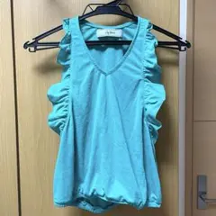 Lily Brown リリーブラウン　フリルキャミソール グリーン　袖フリルのサムネイル
