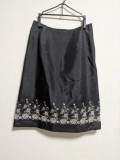 『レストローズ　LEST　ROSE』薔薇柄刺繍 黒 春物タイトスカート