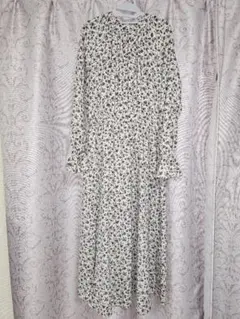 【GU】フラワープリント ワンピース クリーム色