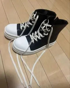 厚底ブラック/ホワイトハイカットスニーカー