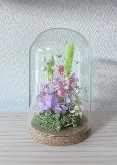 彩りの花々の小庭 ＊ オカメインコのガラスドーム（フラワーアレンジメント） 彩りの花々の小庭 ＊ オカメインコのガラスドーム（フラワー
