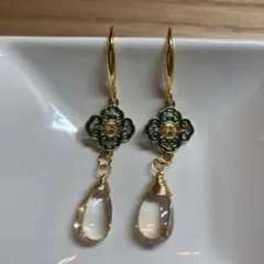 クリスタルピアス　中華風　緑　ゴールド　ハンドメイド　揺れる