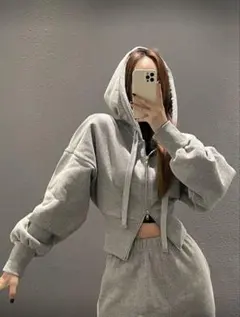 Chaos ダークグレー フード付きクロップドパーカー　未使用❣️ Chaos ダークグレー フード付きクロップドパーカー 未使用