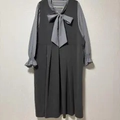 リボン付きグレーブラウスとグレーキーネックジャンパースカートセット