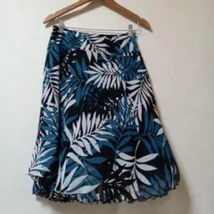 フレアスカート 青・黒・白の葉柄 ウエスト67cm