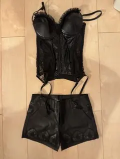 ブラックビスチェとショートパンツセット
